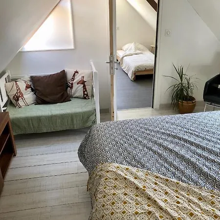 Holiday home La Chouette Bicoque, Petite Maison Renovee En Bois Chambre, Mezzanine En Bord De Rance La Richardais